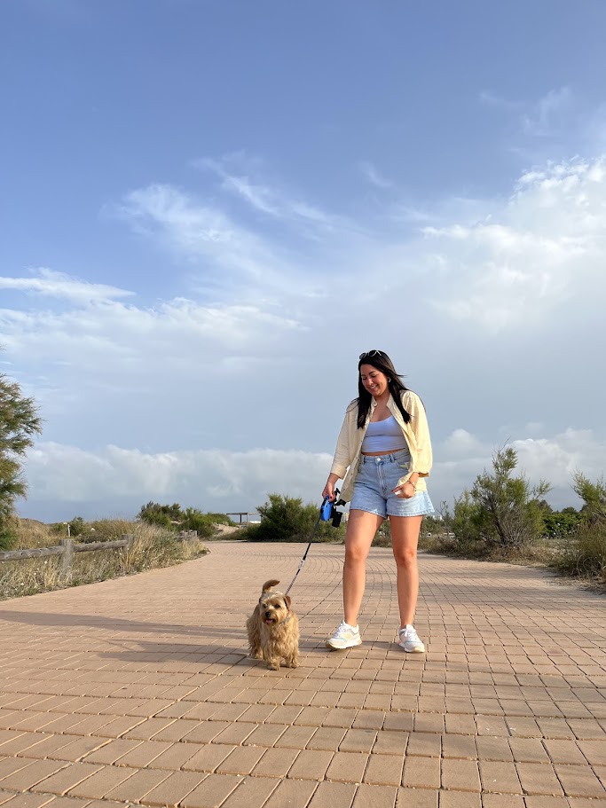 Bárbara cuidadora de perros paseo playa Valencia